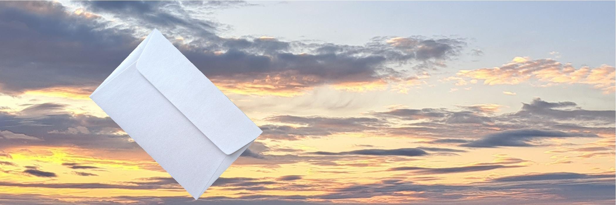 Image d'illustration de la page Contactez-nous: une enveloppe sur un ciel au lever du soleil